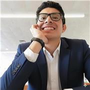 Profesional de Ingenieria imparte clases a estudiantes de secundaria y universitario